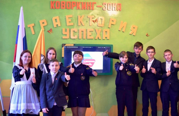 Торжественное посвящение активистов школы в ряды «Движения Первых».