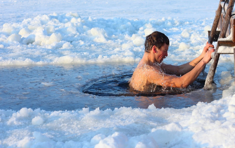 Купание в ледяной воде.